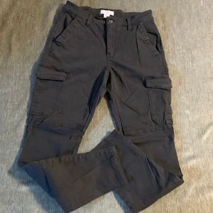 Stretchy skinny leg high rise cargo pants size 8 in great condition no flaws.